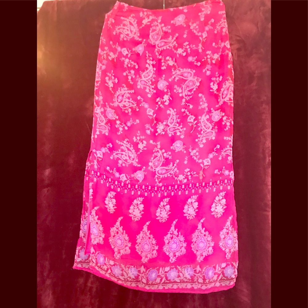 Beautifully designed flowered paisley dress!